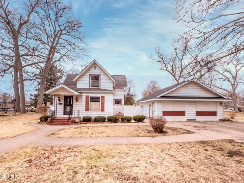 320 Elizabeth St, Sylvan Beach MI 49461-1311 exterior