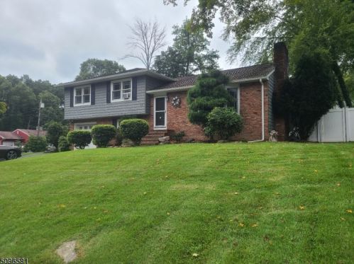 18 Woodland Ct, Kinnelon, NJ 07405-2920