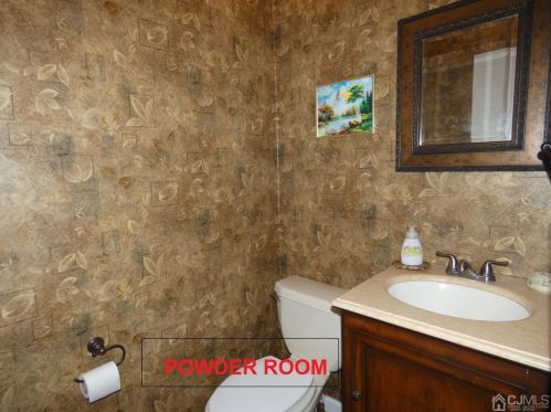 8 Auld Way, Edison NJ 08817-2401 exterior