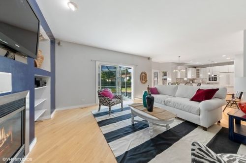 692 Indiana St, Elmhurst IL 60126-1345 exterior