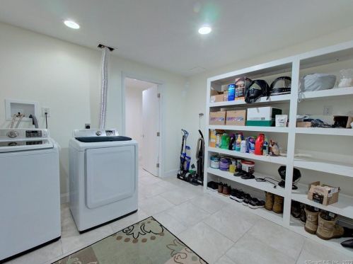 39 Tra Mart Dr, Uncasville CT  06382-1115 exterior