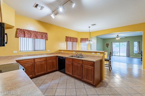 7675 Majestic Palm Ln, Tucson AZ 85756-6112 exterior