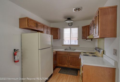 9 Monticello Dr, Lakehurst, NJ 08759-1663