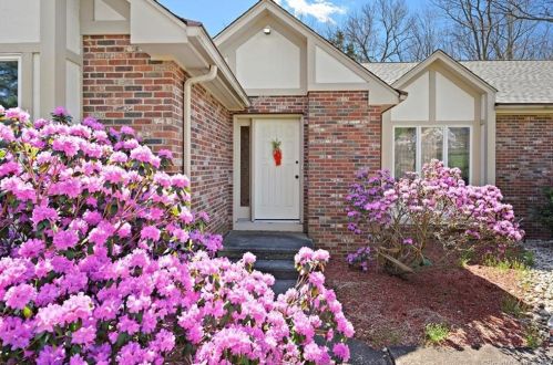 6 Molly Oneill Rd, Wallingford, CT 06492-5344