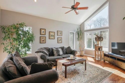 2 Deepwood Dr, Farmington CT 06032-1147 exterior