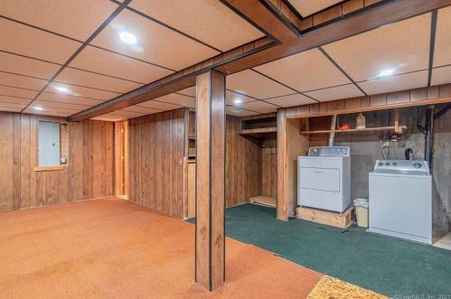 4 Carriage Dr, Enfield CT 06082-5659 exterior