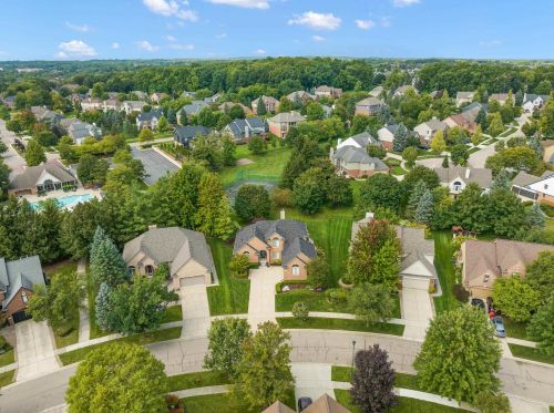 1039 Bloomview Cir, Rochester MI 48307-1728 exterior