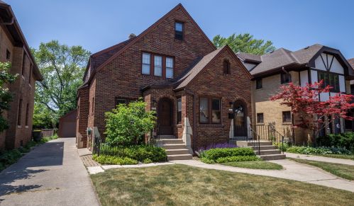 4221 Newhall St, Milwaukee, WI 53211-1561