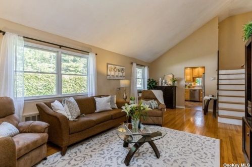 16 Dovecote Ln, Commack NY 11725-2707 exterior