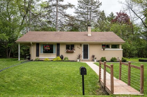 8934 Seneca Rd, Milwaukee WI 53217-2331 exterior