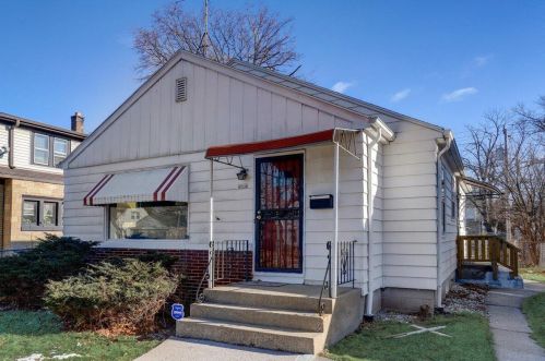 4914 26th St, Milwaukee, WI 53221-2940