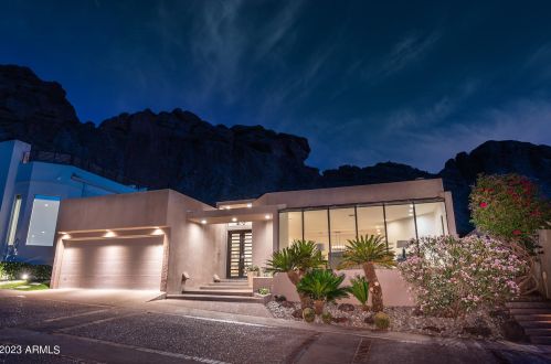 5761 Echo Canyon Cir, Phoenix AZ  85018-1270 exterior