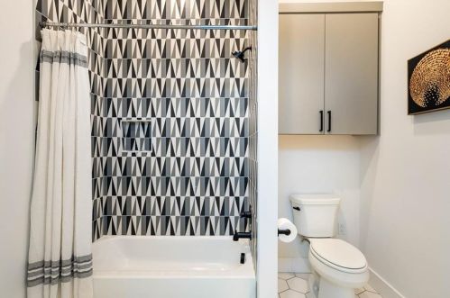 8512 Appalachian Dr, Austin TX 78759-7930 exterior