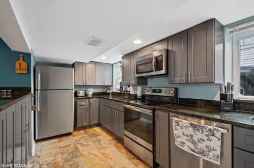 3913 Kenneth Ave, Chicago IL 60641-2838 exterior