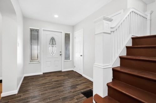 7426 Irvine St, Pittsburgh, PA 15218-2424