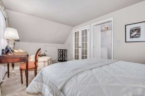 73 Gates Ave, Valley Stream NY 11580-3206 exterior