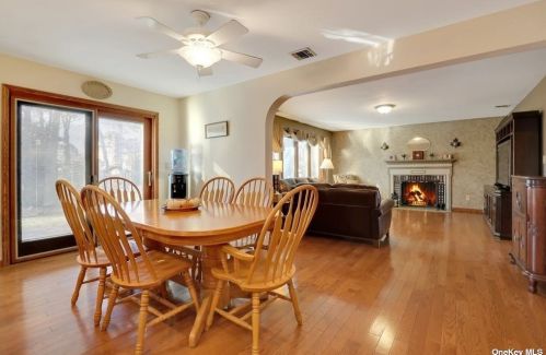 30 Buckingham Ln, Bohemia NY 11716-3979 exterior