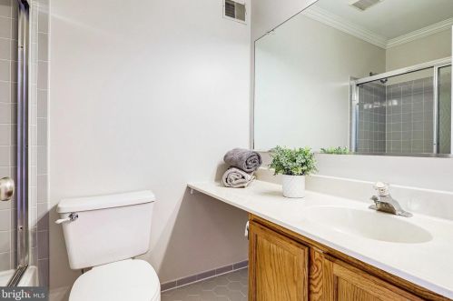 6026 Lands End Ln, Alexandria VA 22315-2669 exterior