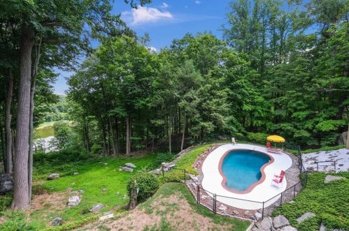 22 Carolyn Pl, Armonk NY 10504-1101 exterior