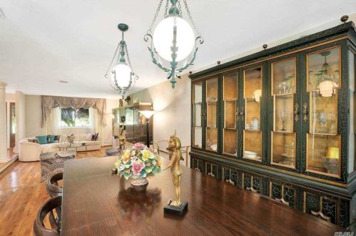 42 Cross Bow Ln, Commack NY 11725-1204 exterior