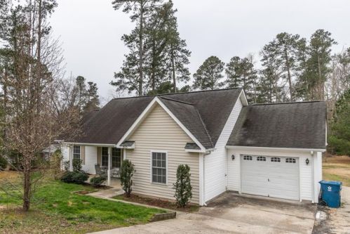 825 Pinecrest St, Whispering Pines, NC 28327-9677