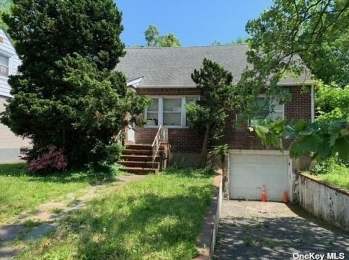 17 Garland Ln, Valley Stream, NY 11581-1723