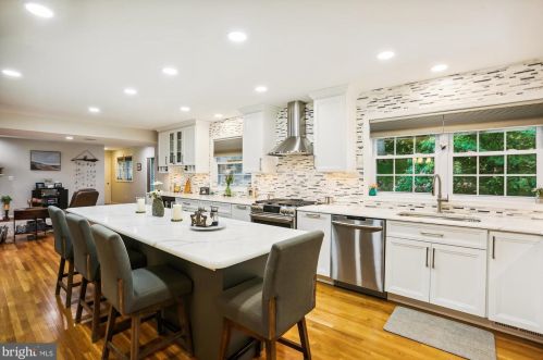 18052 Ml Crk Dr, Rockville MD 20855-1000 exterior