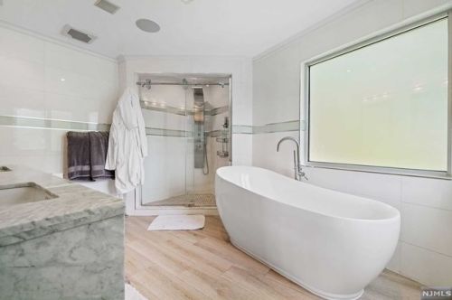 24 Casta Ln, Edgewater NJ 07020-1504 exterior