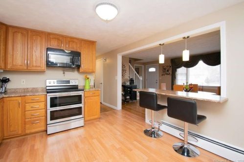 38 Raffia Rd, Enfield CT 06082-5171 exterior