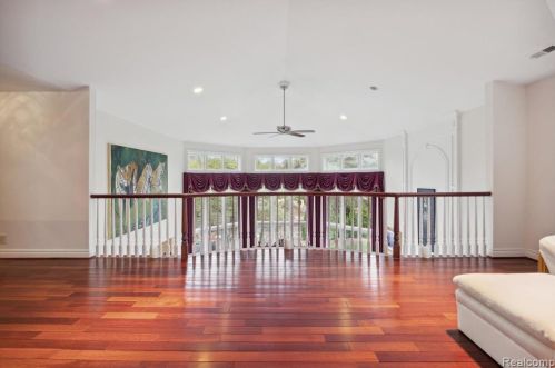 2511 Golf Crst Dr, Rochester MI 48309-4063 exterior