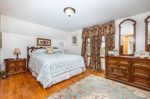 3 St, Windsor Locks CT 06096-1357 exterior