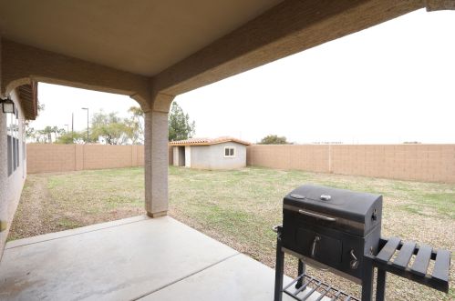 2815 74 Dr, Phoenix AZ 85033-2556 exterior