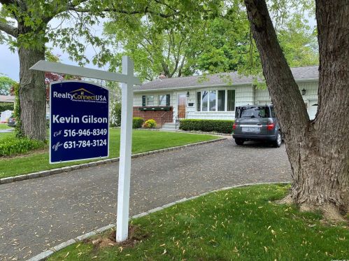 16 Richmond Pl, Commack NY 11725-5008 exterior