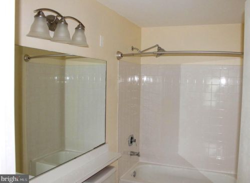 17 Mendrey Ct, Trenton NJ 08648-2661 exterior