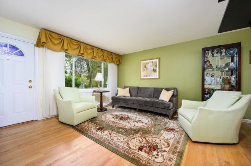 160 Fullerton Ave, Elmhurst, IL 60126-1747