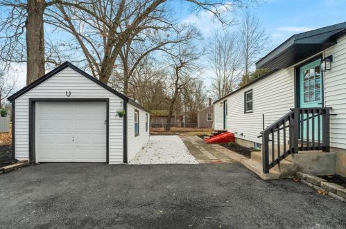 174 Spring St, Windsor Locks CT  06096-1732 exterior