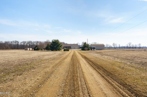 8242 E Ave, Kalamazoo MI 49048-9622 exterior