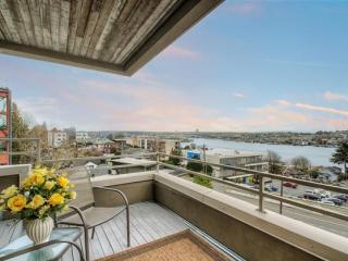 1768 Aurora Ave, Seattle WA  98109-2736 exterior