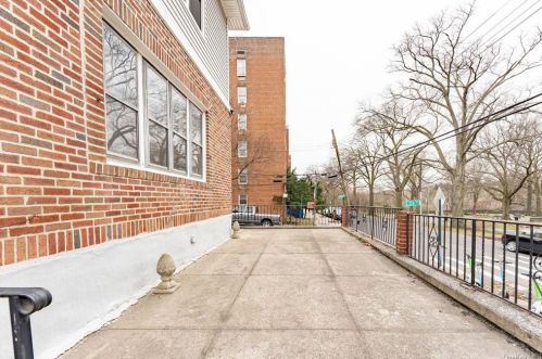 601 226 St, Bronx NY 10466-3932 exterior