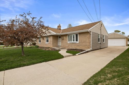 3704 69th St, Milwaukee, WI 53220-1813