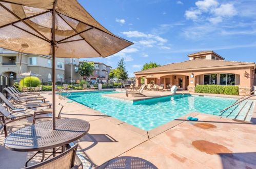 1000 Moon Cir, Folsom CA  95630-4109 exterior