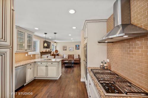 1320 Plymouth Ct, Chicago IL 60605-2717 exterior