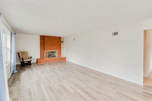 6325 Darlow Dr, Saint Louis, MO 63123-3315