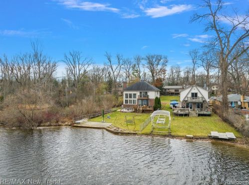 692 Appalachi St, Walled Lake MI  48390-1005 exterior