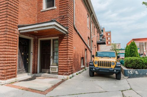 1442 Franklin Pl, Milwaukee WI  53202-2210 exterior