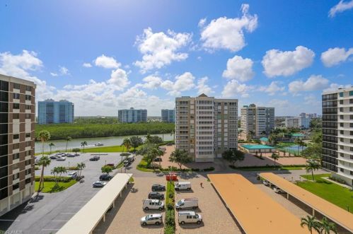 15 Bluebill Ave, Naples FL 34108-1792 exterior