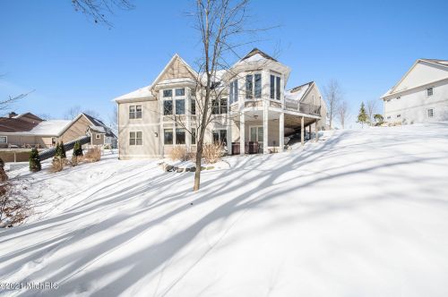 642 Chancellor Dr, Wyoming MI 49418 exterior