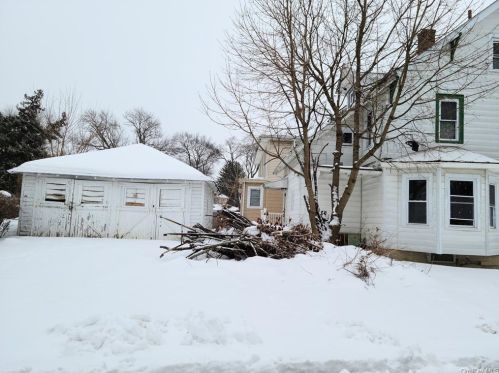 21 Lincoln St, Middletown, NY 10940-3824