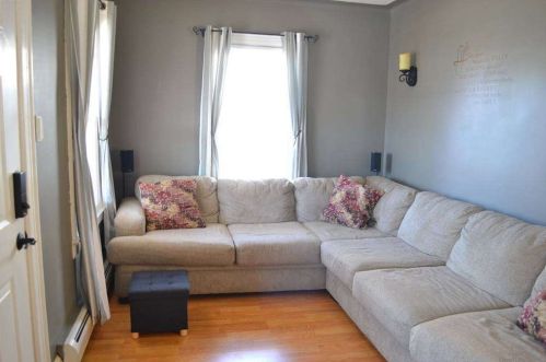 77 Fairmount St, Valley Stream, NY 11580-3035