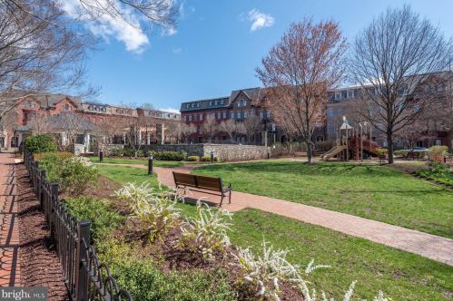 12561 Ansin Cir Dr, Rockville MD 20854-6912 exterior